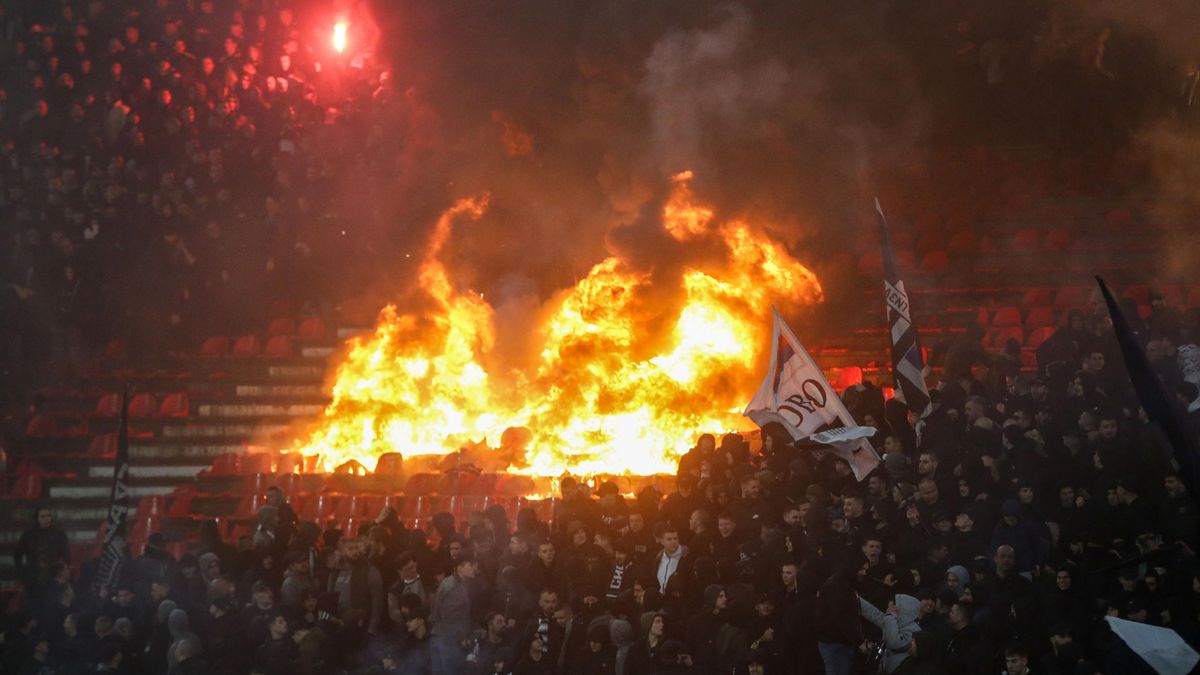 Vyhrocené derby! Jako ve válce, fanoušci zapálili sedačky na stadionu